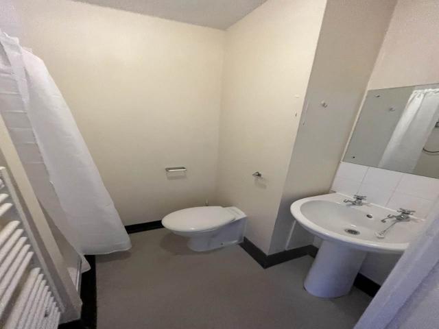Room for rent in Falcon Lodge, Wales