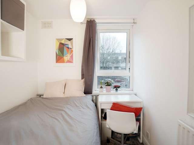 Room for rent in Poplar Grove, Greater London