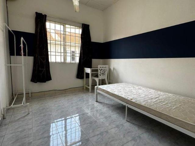 Room for rent in Petaling, Alam Impian