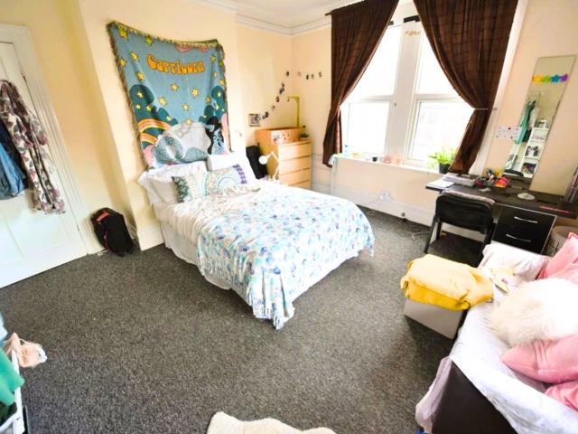 Room for rent in Hyde Park, West Yorkshire