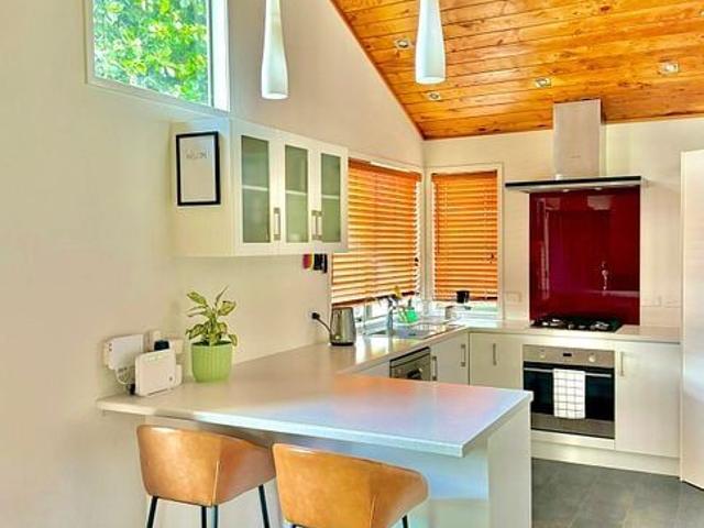 House for rent in Point England, Oroua County