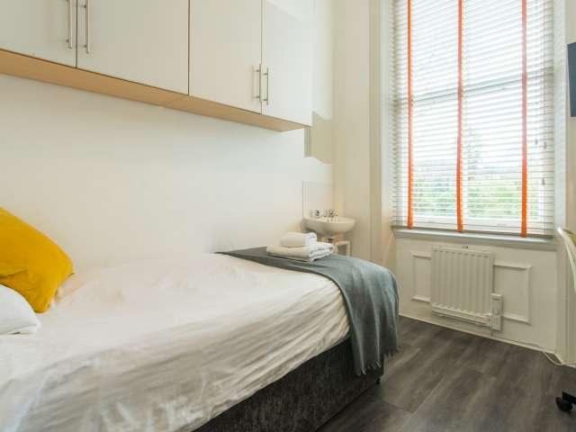 Room for rent in Earl's Court, Greater London