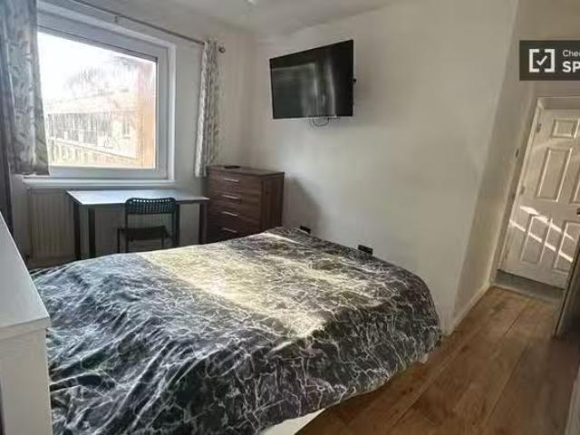 House for rent in Southfields, Greater London