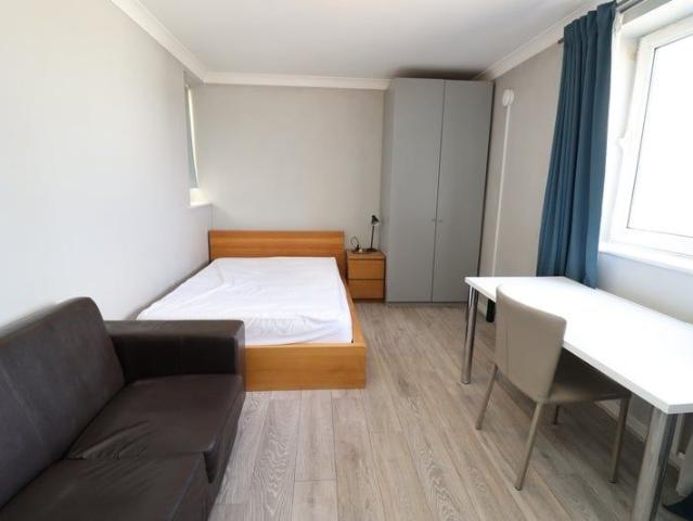 Apartment for rent in Poplar Grove, Greater London
