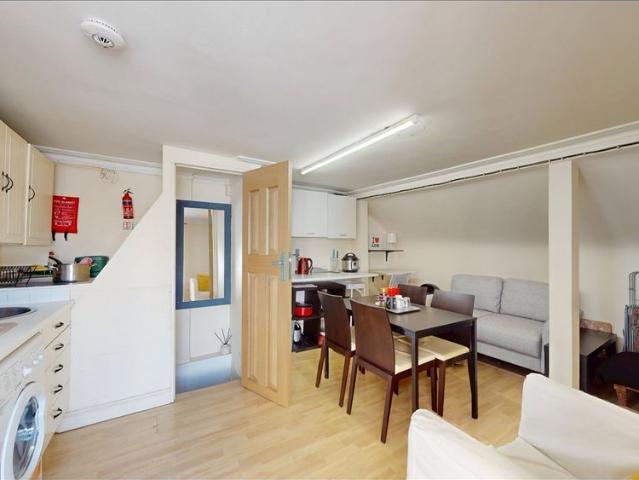 Room for rent in Victoria, Greater London