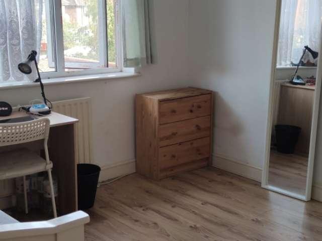 Room for rent in London Borough of Ealing, Park Royal