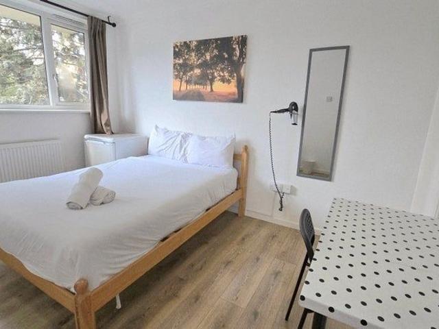 Apartment for rent in Poplar Grove, Greater London