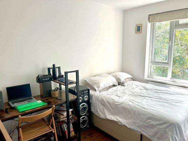 Apartment for rent in London Borough of Merton, Raynes Park