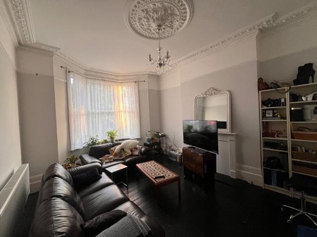 Apartment for rent in Furzedown, Greater London