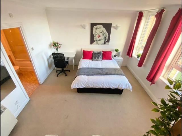 Apartment for rent in Poplar Grove, Greater London