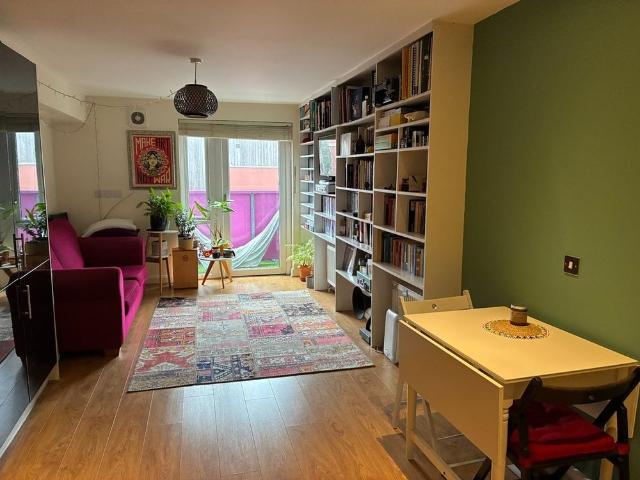 Apartment for rent in Blenheim Gardens Estate, Greater London