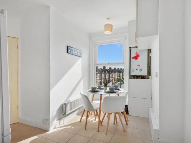 Apartment for rent in Furzedown, Greater London