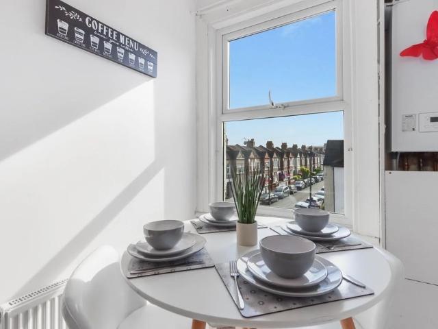Apartment for rent in Furzedown, Greater London