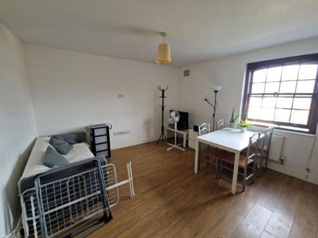 Apartment for rent in Poplar Grove, Greater London