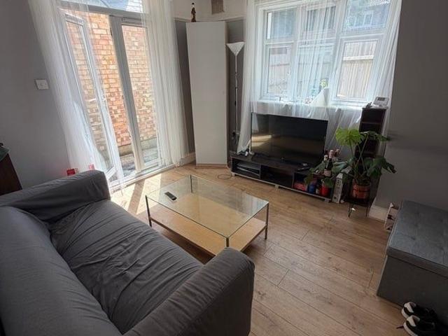 Apartment for rent in Furzedown, Greater London