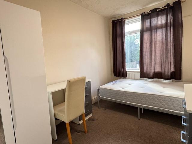Room for rent in Lenton Abbey, Haddon