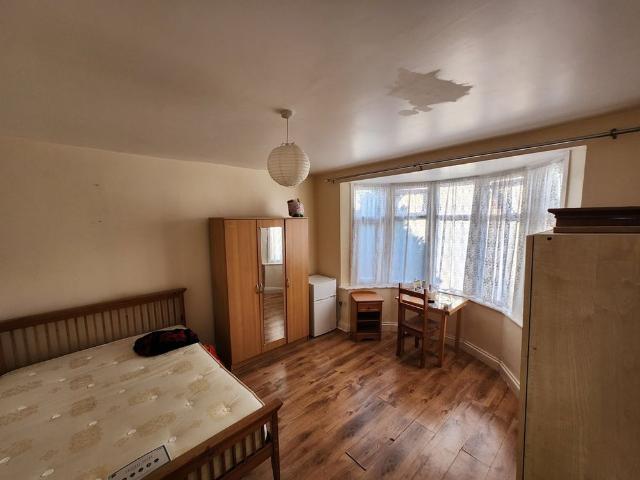 Room for rent in Lane, Greater London