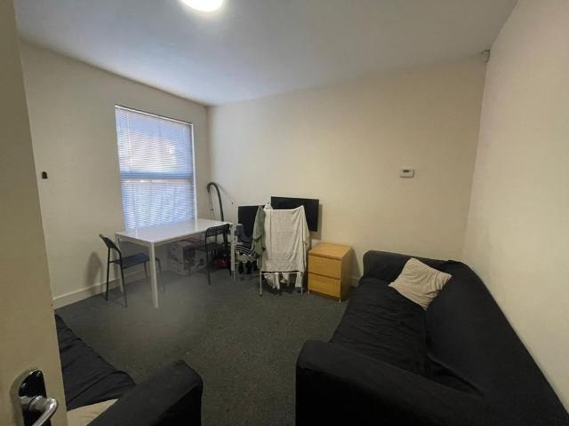 Room for rent in Lenton Abbey, Haddon