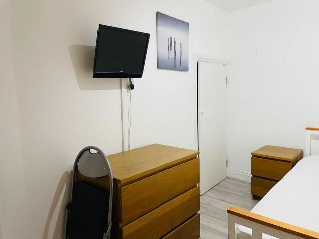 Room for rent in Poplar Grove, Greater London