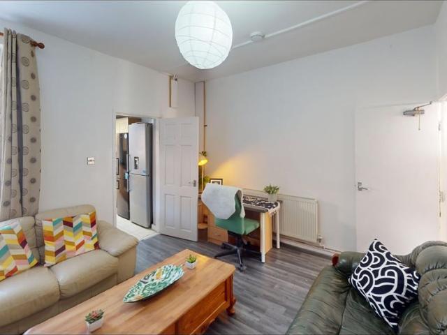 Room for rent in Lenton Abbey, Haddon