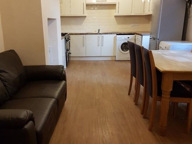 Room for rent in Lenton Abbey, Haddon