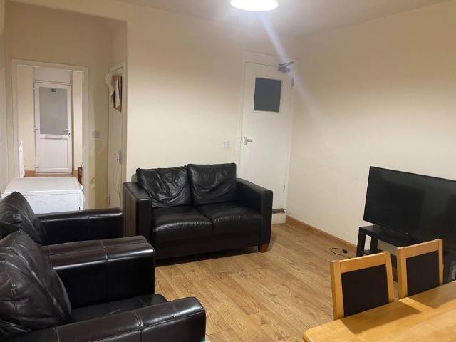 Room for rent in Lenton Abbey, Haddon