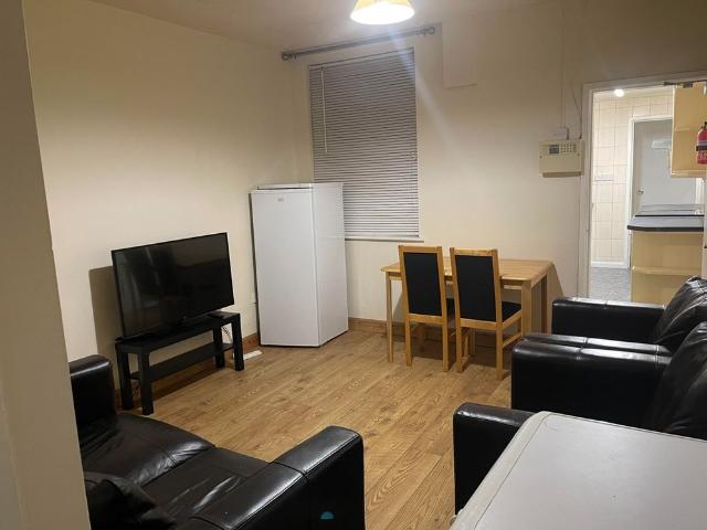 Room for rent in Lenton Abbey, Haddon