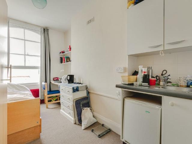 Room for rent in Brompton, Greater London