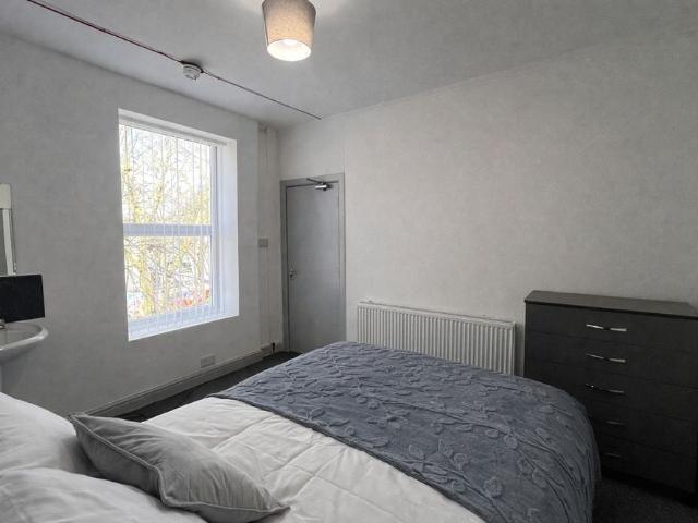 Room for rent in Lenton Abbey, Haddon