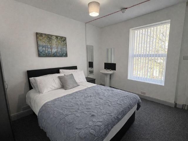 Room for rent in Lenton Abbey, Haddon