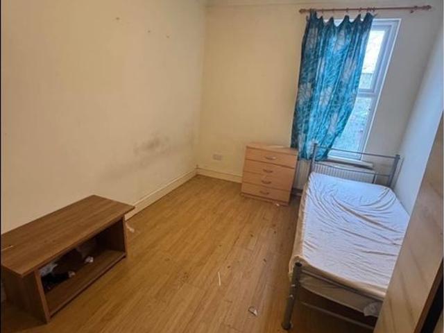 Room for rent in Gants Hill, Greater London