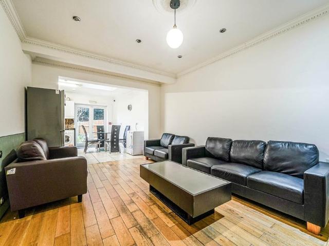 Room for rent in Whitton, Greater London
