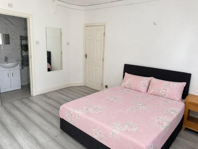 Room for rent in Lane, Greater London