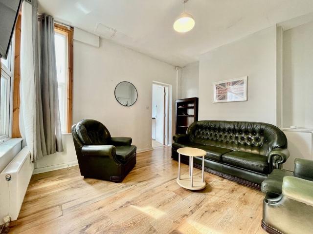 Room for rent in Lenton Abbey, Haddon