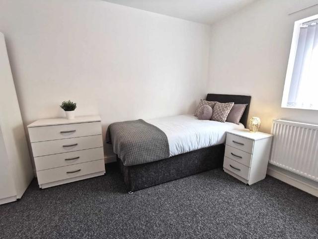 Room for rent in Park Central, Birmingham