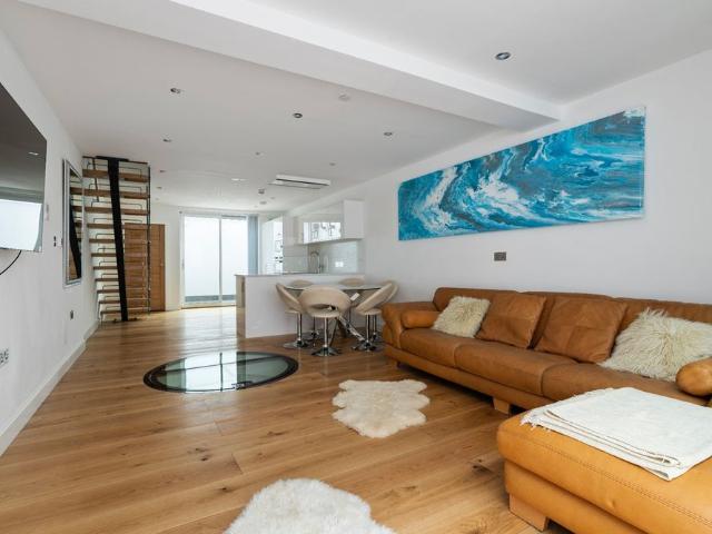 Room for rent in Cat Hill, England