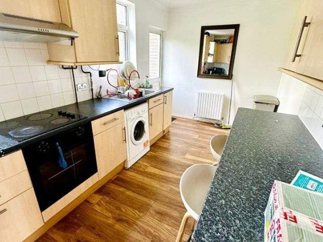 Apartment for rent in London Borough of Merton, Raynes Park