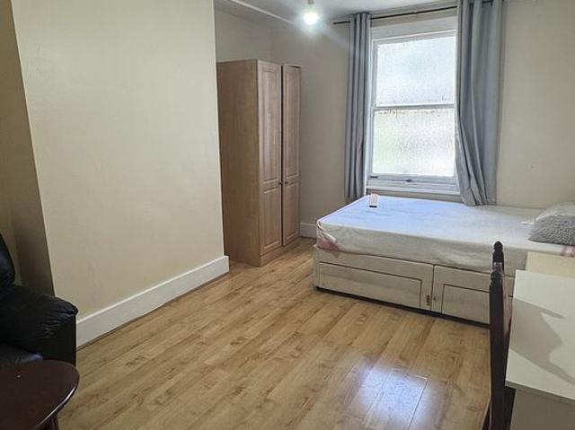 Room for rent in Widmore, Greater London