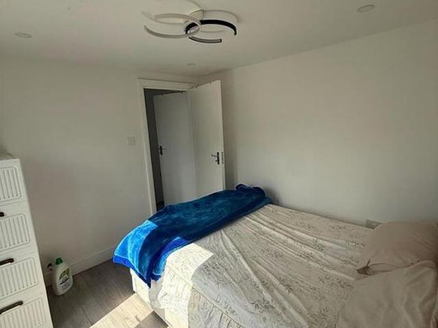 Room for rent in Newbury Park, Greater London