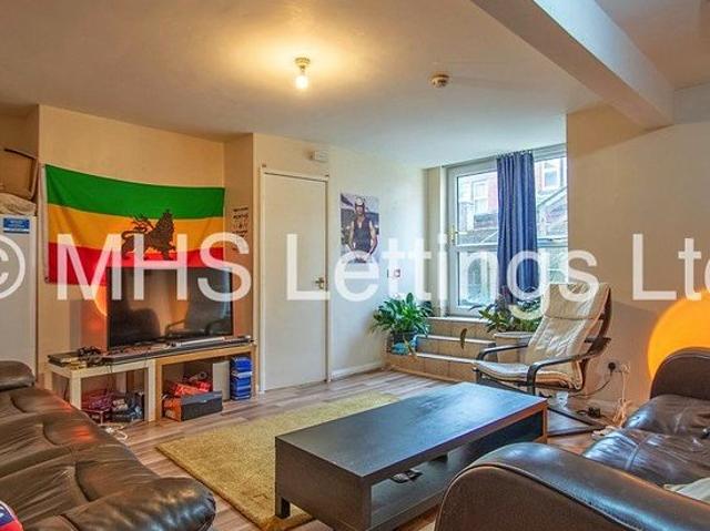 Room for rent in Hyde Park, West Yorkshire