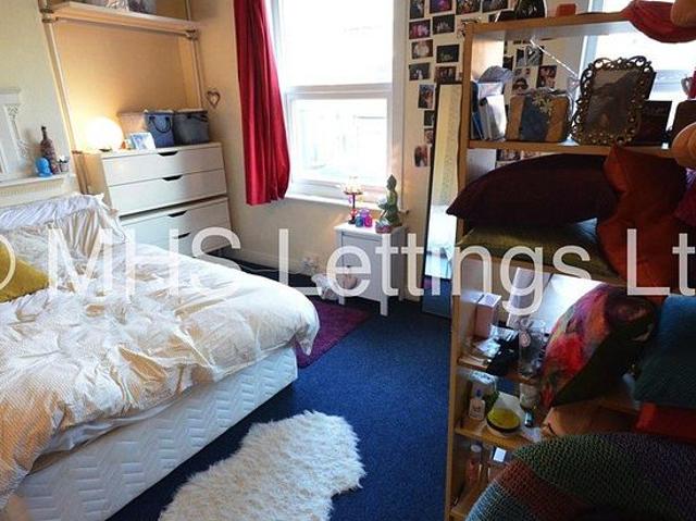 Room for rent in Hyde Park, West Yorkshire