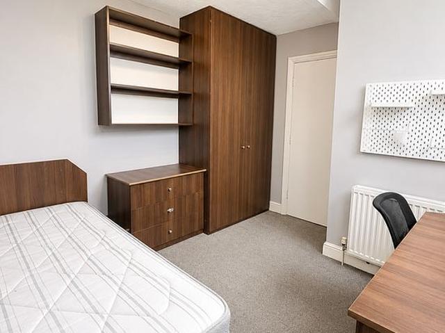 Room for rent in Burley, West Yorkshire