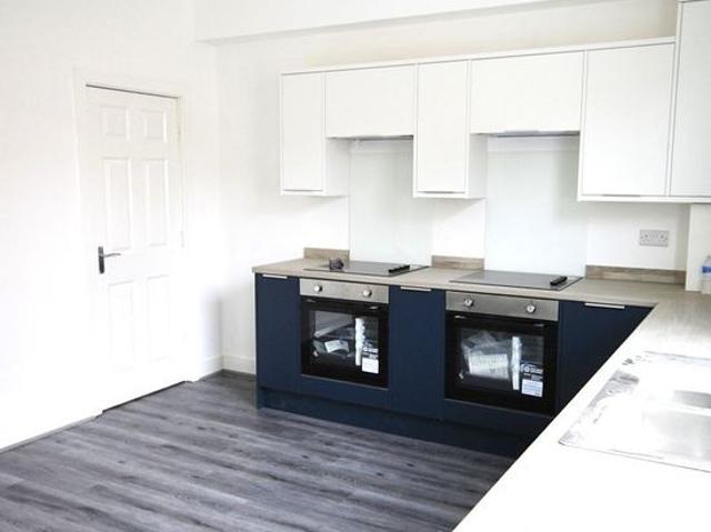 Room for rent in Hyde Park, West Yorkshire