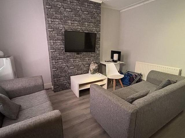 Room for rent in Hyde Park, West Yorkshire