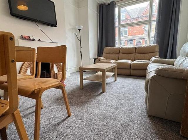 Room for rent in Hyde Park, West Yorkshire