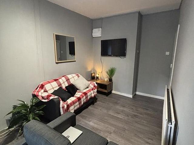Room for rent in Hyde Park, West Yorkshire