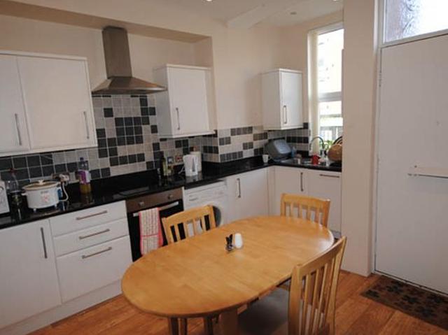 Room for rent in Hyde Park, West Yorkshire