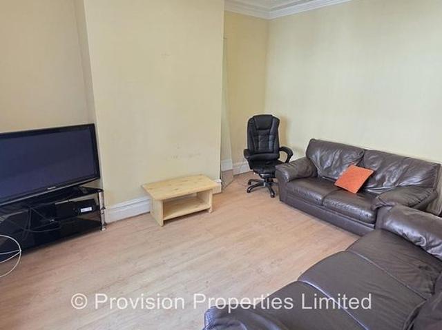 Room for rent in Hyde Park, West Yorkshire