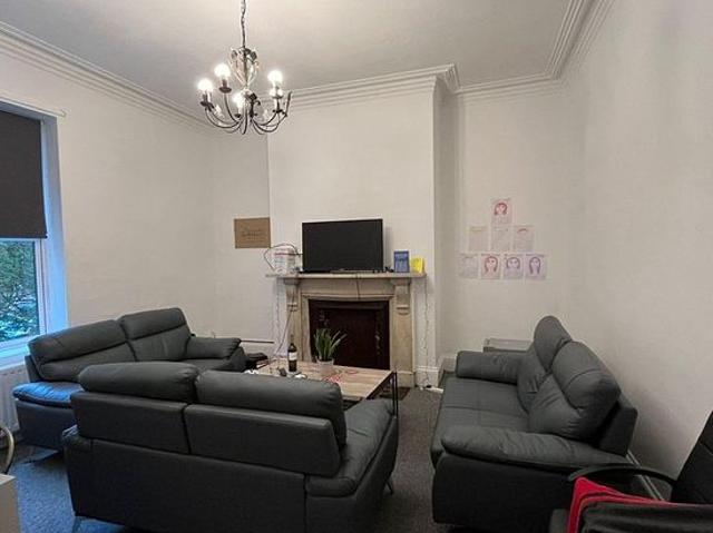 Room for rent in Hyde Park, West Yorkshire