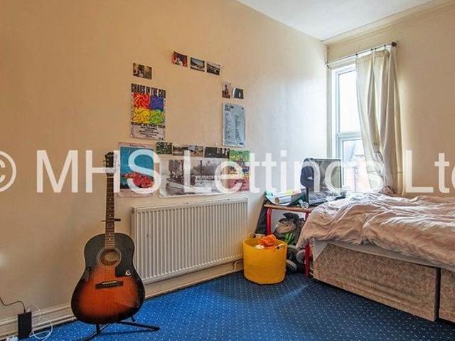 Room for rent in Hyde Park, West Yorkshire